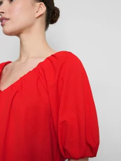 Vestido corto con vuelo y mangas abombadas