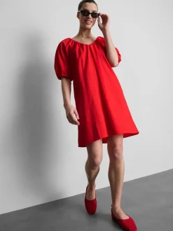 Vestido corto con vuelo y mangas abombadas