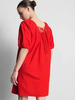 Vestido corto con vuelo y mangas abombadas