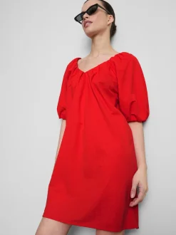 Vestido corto con vuelo y mangas abombadas