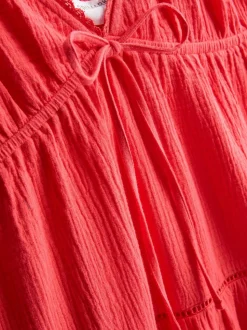 Vestido corto de algodón con cuello de pico a capas
