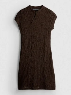 Vestido corto de encaje con cuello mao