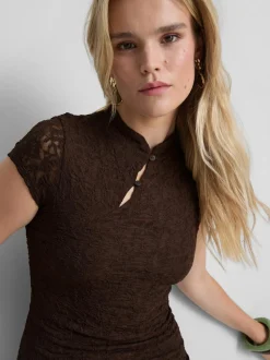 Vestido corto de encaje con cuello mao
