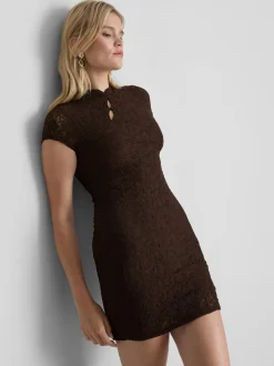 Vestido corto de encaje con cuello mao