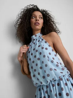 Vestido corto de malla con escote halter y lunares