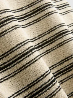Vestido corto de punto acampanado