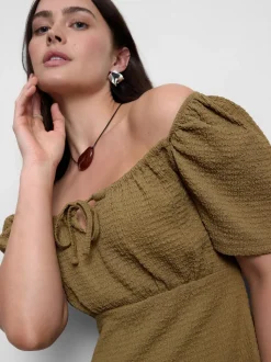 Vestido corto estilo campestre fruncido