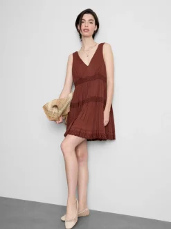Vestido corto fruncido con cuello de pico