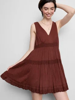 Vestido corto fruncido con cuello de pico