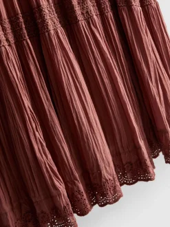 Vestido corto fruncido con cuello de pico