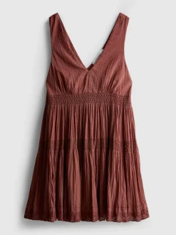 Vestido corto fruncido con cuello de pico