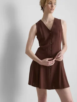 Vestido corto sin mangas con cuello de pico