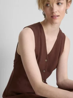 Vestido corto sin mangas con cuello de pico