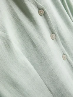 Vestido corto sin mangas con cuello de pico