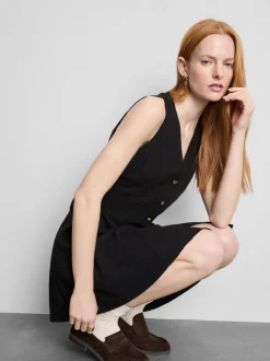 Vestido corto sin mangas con cuello de pico