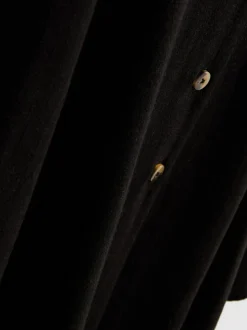 Vestido corto sin mangas con cuello de pico