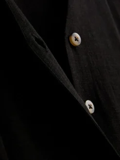 Vestido corto sin mangas con cuello de pico