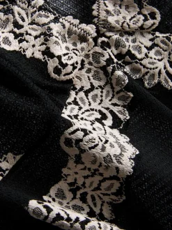 Vestido lencero con encaje floral de The Edit