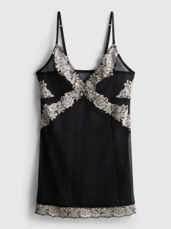 Vestido lencero con encaje floral de The Edit