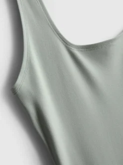 Vestido midi ajustado con escote cuadrado