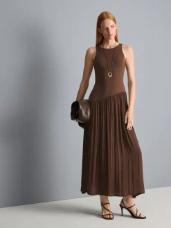 Vestido midi con bajo caído