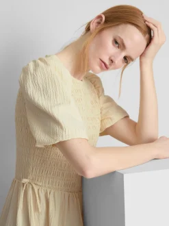 Vestido midi de sirsaca fruncido