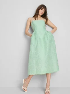 Vestido midi entallado de jacquard con tirantes