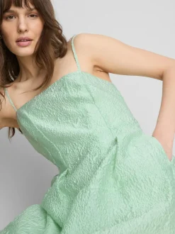 Vestido midi entallado de jacquard con tirantes