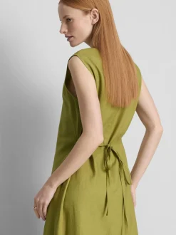 Vestido midi sin mangas de lino de The Edit