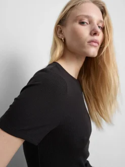 Vestido tipo camiseta corto acanalado