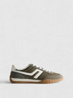 Zapatillas con paneles en contraste