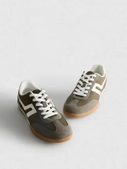 Zapatillas con paneles en contraste