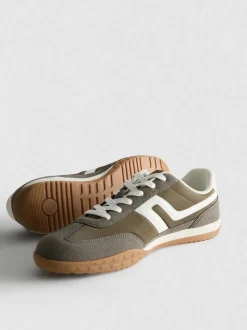 Zapatillas con paneles en contraste