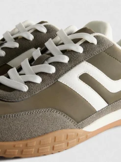 Zapatillas con paneles en contraste