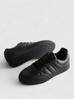Zapatillas con paneles y cordones
