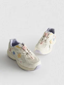 Zapatillas gruesas con detalles florales