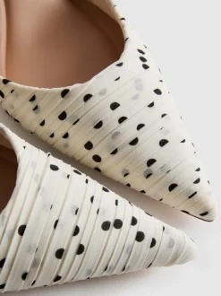 Zapatos de salón con puntera puntiaguda y lunares