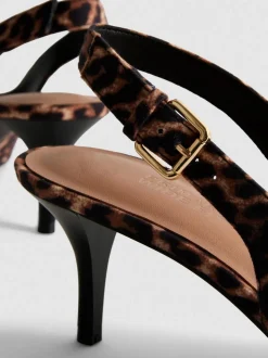 Zapatos de salón de leopardo con hebilla