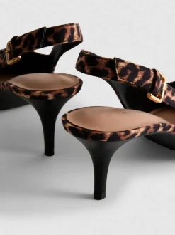 Zapatos de salón de leopardo con hebilla