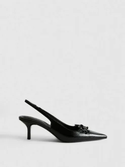 Zapatos destalonados con tira posterior y lazo