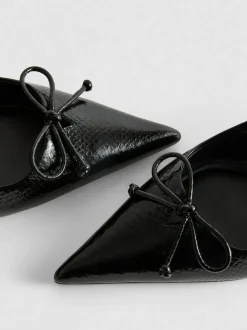 Zapatos destalonados con tira posterior y lazo