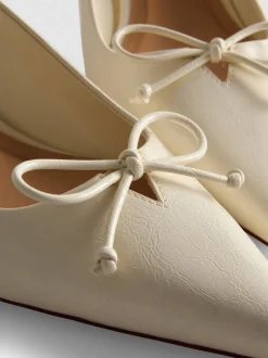 Zapatos destalonados con tira posterior y lazo