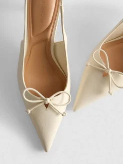 Zapatos destalonados con tira posterior y lazo