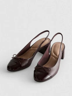 Zapatos de tacón grueso con tira posterior